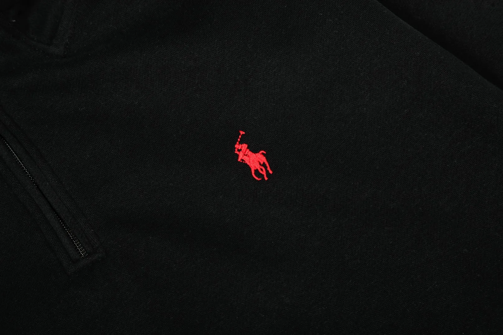 P220 Top quality" Style number: T5100# [Ralph Lauren classic pony embroidered half-zip lapel POLO sweatshirt] ✅Ralph Lauren Ralph Lauren autumn and winter basic versatile polo lapel sweatshirt for men and women couples ✅Moderate thickness, comfortable and soft fabric, strong breathability, can be worn alone or under, ✅Old money style, lazy style, popular retro style simple style, ✅Classic basic version Can be worn between 90kg and 160kg. ✅Wear alone in autumn and winter. Simple and easy to wear under the hood. Recommended for couples. Size: S-L. Color: Black Gray Khaki